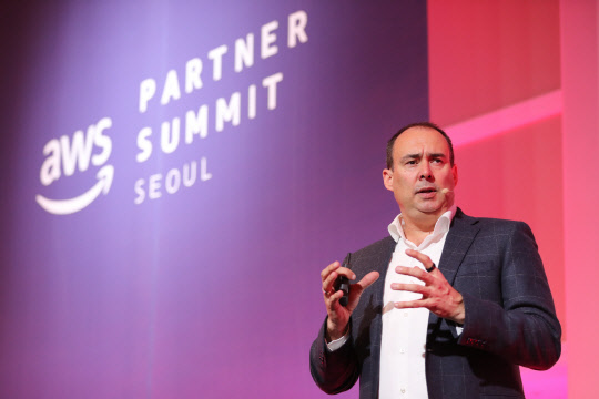 캠 맥노트 AWS 글로벌 파트너 사업총괄이 22일 열린 'AWS 파트너 서밋 2018'에서 글로벌 파트너의 성장과 발전 전략을 발표하고 있다.  AWS코리아 제공